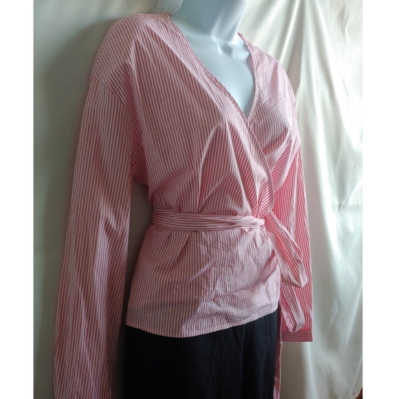 SOLD - 💥 3/$20 Wrap blouse NWOT - Picture 2 of 4